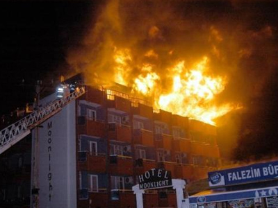 Έκανε ”βουτιά”’ θανάτου από φλεγόμενο ξενοδοχείο