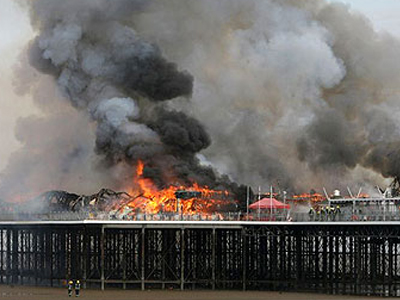 Πυρκαγιά σε ιστορική προβλήτα της Αγγλίας