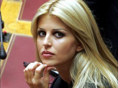 Στη Βουλή με τον… κηδεμόνα της