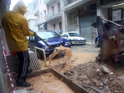 Προβλήματα από την ξαφνική νεροποντή στους νομούς Θεσσαλονίκης-Καβάλας
