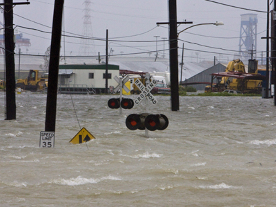 8 νεκροί παρά τις εκκενώσεις
