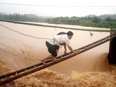 Εκκενώνουν περιοχές από τον φόβο πλημμυρών