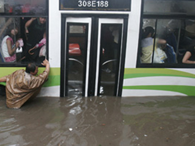 Χιλιάδες Κινέζοι τρέχουν να σωθούν από τις πλημμύρες