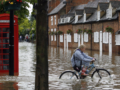 Ένας 17χρονος νεκρός από τις πλημμύρες στη Βρετανία