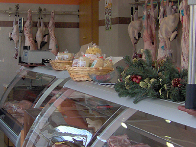 Έντομα και βρώμικα ψυγεία σε κρεοπωλείο στον Πειραιά