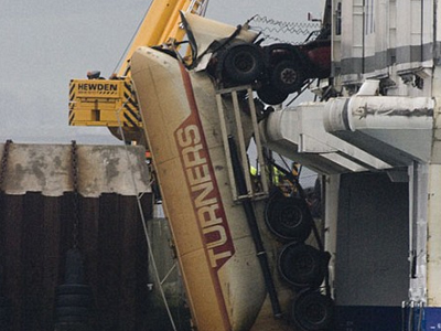 Φορτηγό κρεμάστηκε έξω από πλοίο