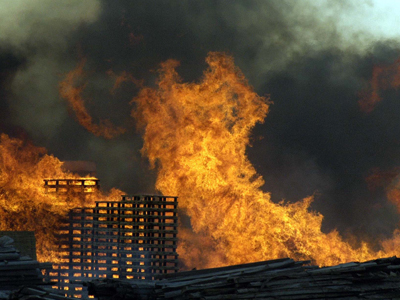 Κάηκε ολοσχερώς εργοστάσιο ξυλείας