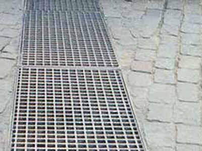 Κλέβουν σχάρες από φρεάτια για να πουλήσουν το μέταλλο!