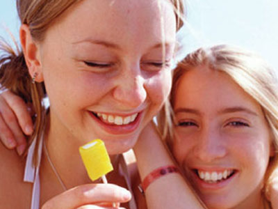 Η φίλη, χύμα στο κύμα