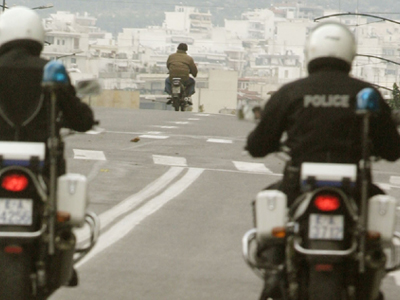 Έκαναν τους ελεγκτές και εξαπατούσαν καταστηματάρχες