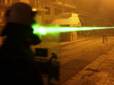 Αστυνομικός τύφλωνε με λέιζερ διμοιρία των ΜΑΤ