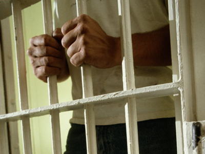 Τον μαστίγωσαν και τον φυλάκισαν μετά από αίτημα του πατέρα του