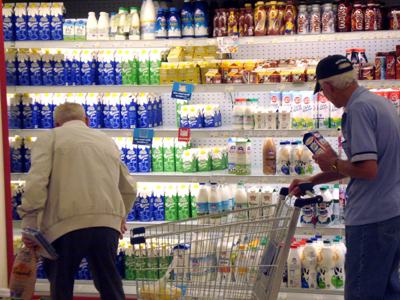 Δραστική μείωση της τιμής στο γάλα και από την ΕΒΟΛ