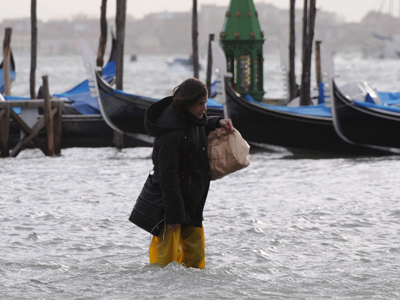 Μοιράζουν δωρεάν γαλότσες στη Βενετία