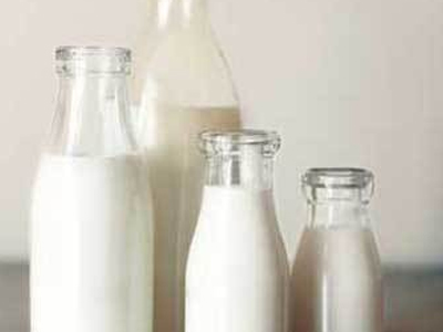 Η μια μετά την άλλη μειώνουν την τιμή του γάλακτος οι βιομηχανίες