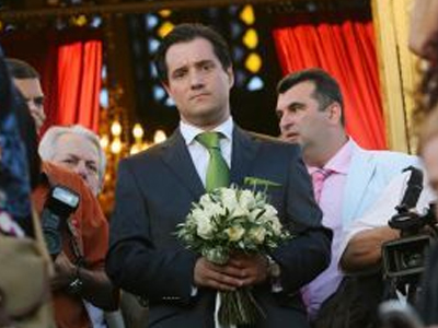 Άφησε το γάμο και ήρθε για… κουκούλες