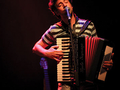 Κωστής Μαραβέγιας με τη μπάντα