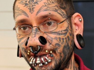 Αμετανόητος δηλώνει ο «καλλιτέχνης» των 56 τατουάζ
