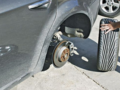 Του έκλεψαν την τσάντα όταν άλλαζε λάστιχο