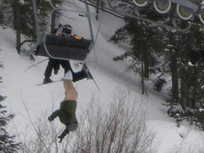 Κρεμάστηκε γυμνός από αναβατήρα