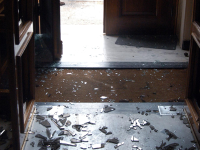 Εμπρηστική επίθεση σε γραφεία της ΝΔ