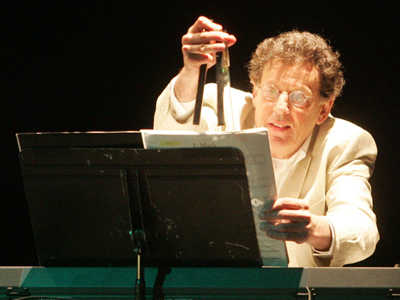 O υπαρκτός σουρεαλισμός στην κλασσική μουσική του 21ου αιώνα λέγεται:Philip Glass