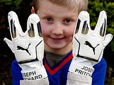 Γάντια τερματοφύλακα… για δύο δάχτυλα