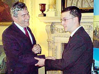 Με κόλλα στην παλάμη χαιρέτισε τον Γκόρντον Μπράουν