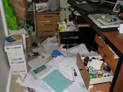 Έκλεψαν εκατοντάδες άδειες παραμονής από γραφείο αλλοδαπών