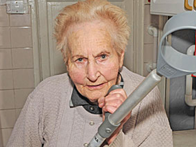 86χρονη έβγαλε νοκ- αουτ διαρρήκτη με την μαγκούρα της