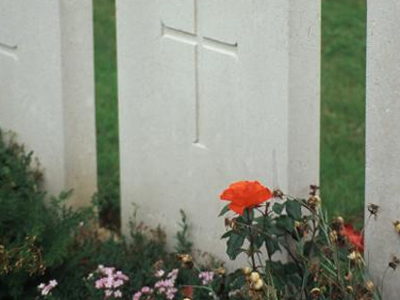 Βεβήλωσαν τάφο και έκλεψαν κοσμήματα