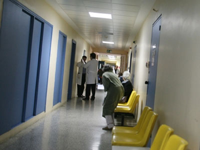 Ασθενής ξυλοκόπησε νοσηλευτές γιατί του έσκισαν το πουλόβερ