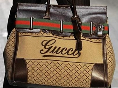 ”Στα μαχαίρια” Gucci και Guess