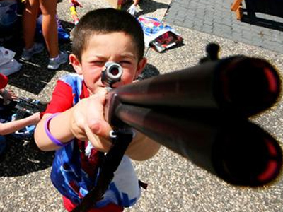 Τετράχρονος πυροβόλησε το μπέιμπι σίτερ