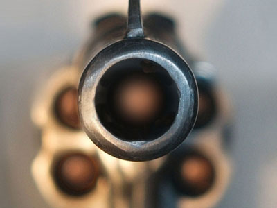 Βρέθηκαν όπλα και ναρκωτικά στο σπίτι 23χρονης