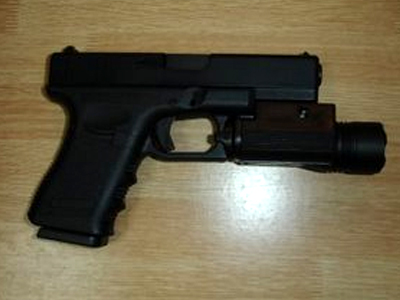 Έκλεψαν πιστόλι αστυνομικού μέσα από το σπίτι του