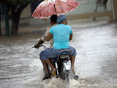 Σαρώνει στο πέρασμά του ο “Γκουστάβ”