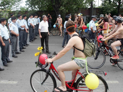 Συνέλαβαν γυμνό ποδηλάτη