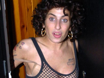 Η Γουάινχαουζ έκοψε τα μαλλιά της!