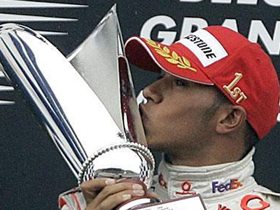 Lewis Hamilton: Έκκληση για «Δεκαετία Δράσης για τη Βελτίωση της Οδικής Ασφάλειας»