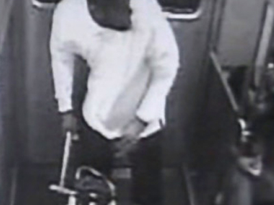 Του επιτέθηκε με σφυρί σε συρμό του μετρό