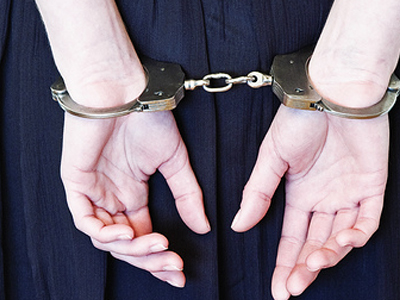 Την έδεσαν με χειροπέδες