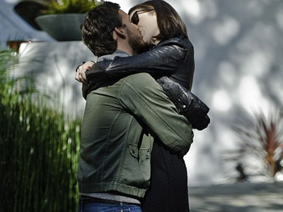 Το φιλί της Αν Χάθαγουεϊ στο σύντροφό της