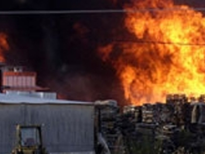 Πυρκαγιά σε εργοστάσιο φελιζόλ Πυρκαγιά σε εργοστάσιο φελιζόλ