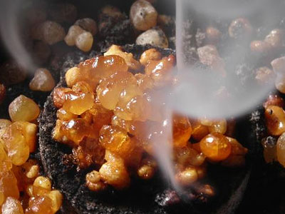 …όπως  ο διάολος το λιβάνι