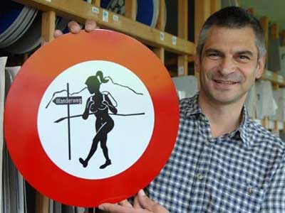 Προσοχή στην πινακίδα: Απαγορεύεται η γυμνή πεζοπορία