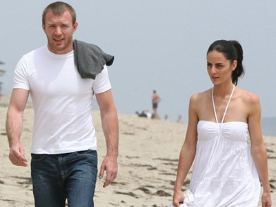 Ρομαντική βόλτα με τη νέα του συνοδό