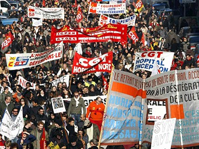 «Βγάζουν» την κουκούλα και οι Γάλλοι