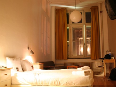 Ανήλικοι έκλεψαν κοσμήματα και χρήματα από ενοίκους ξενοδοχείου