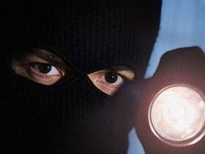 Οικιακή βοηθός “σκηνοθέτησε” με τον σύντροφό της  ληστεία στο σπίτι όπου εργαζόταν